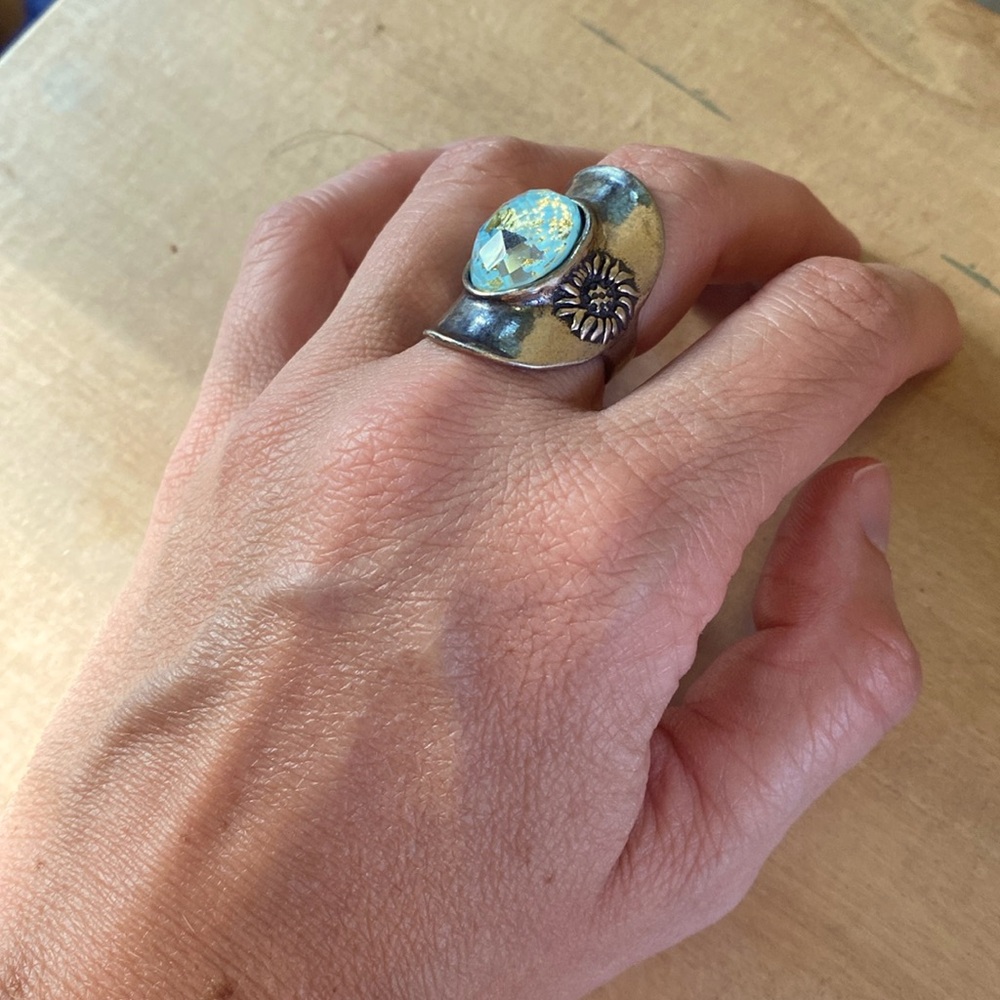 Adorable and unique turquoise, silver ring. Size 7